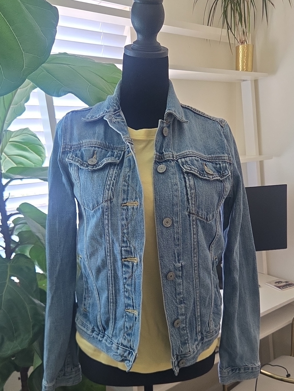 Gap Light Wash Denim Trucker Jacket Women's Small 100% Cotton